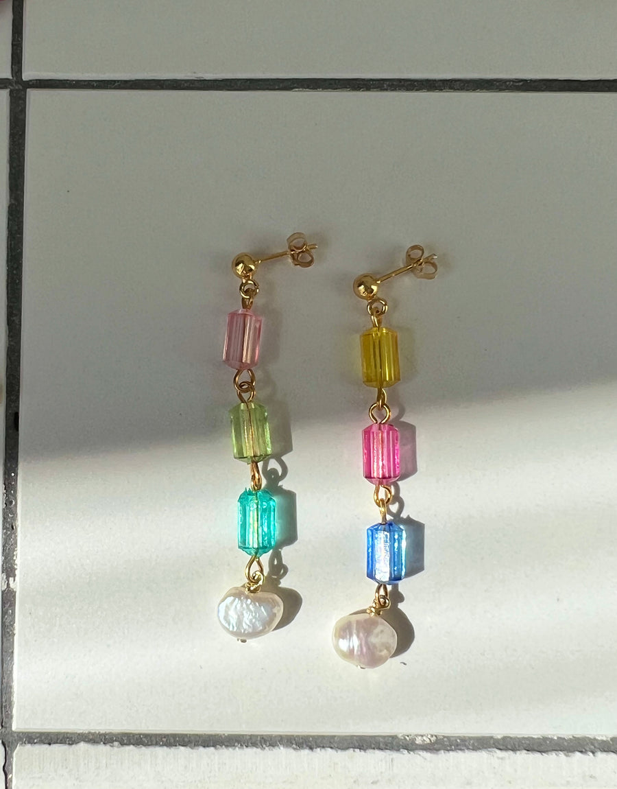 COLOR PEARL POINT EARRINGS